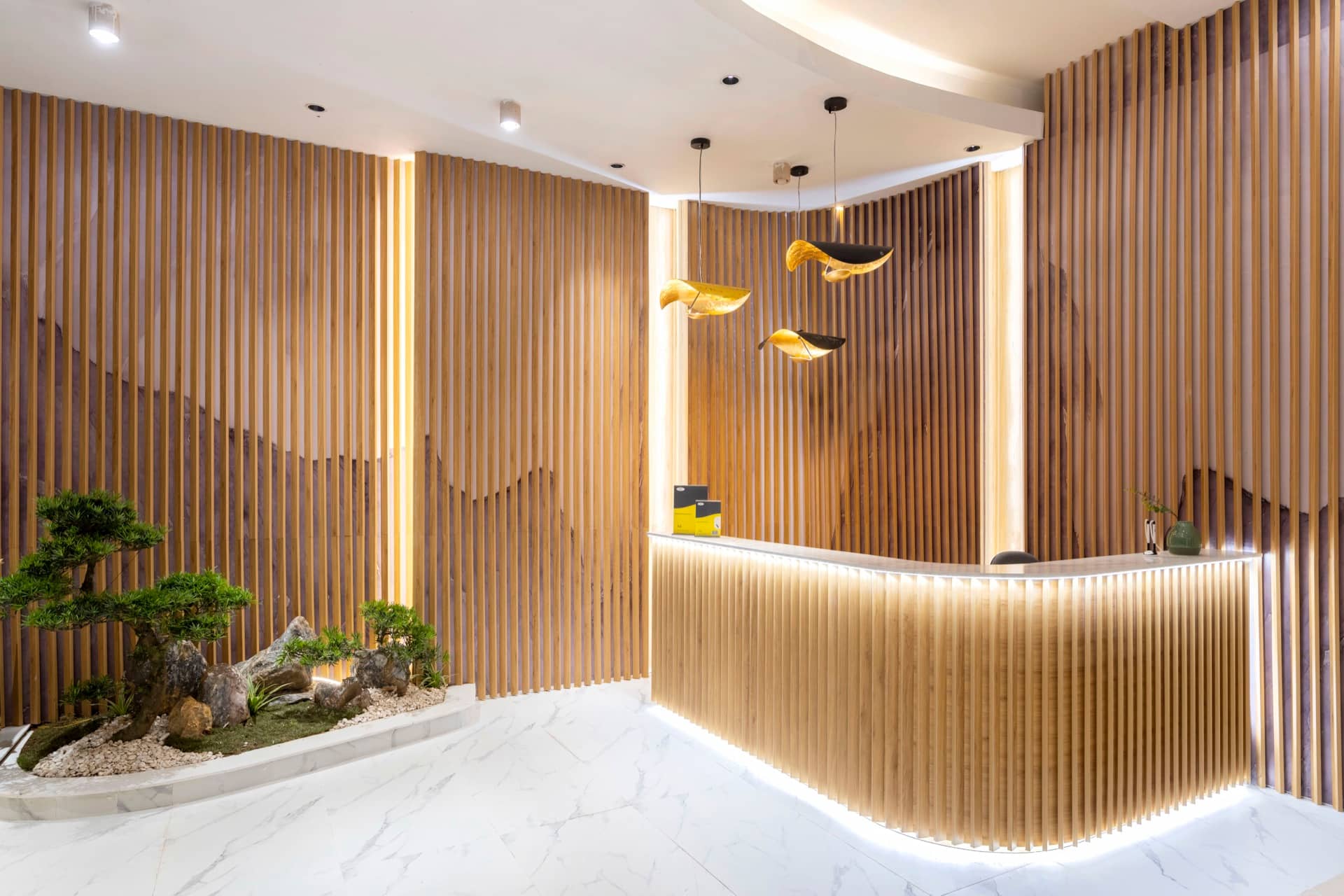 Đèn chùm và trần nhà sảnh